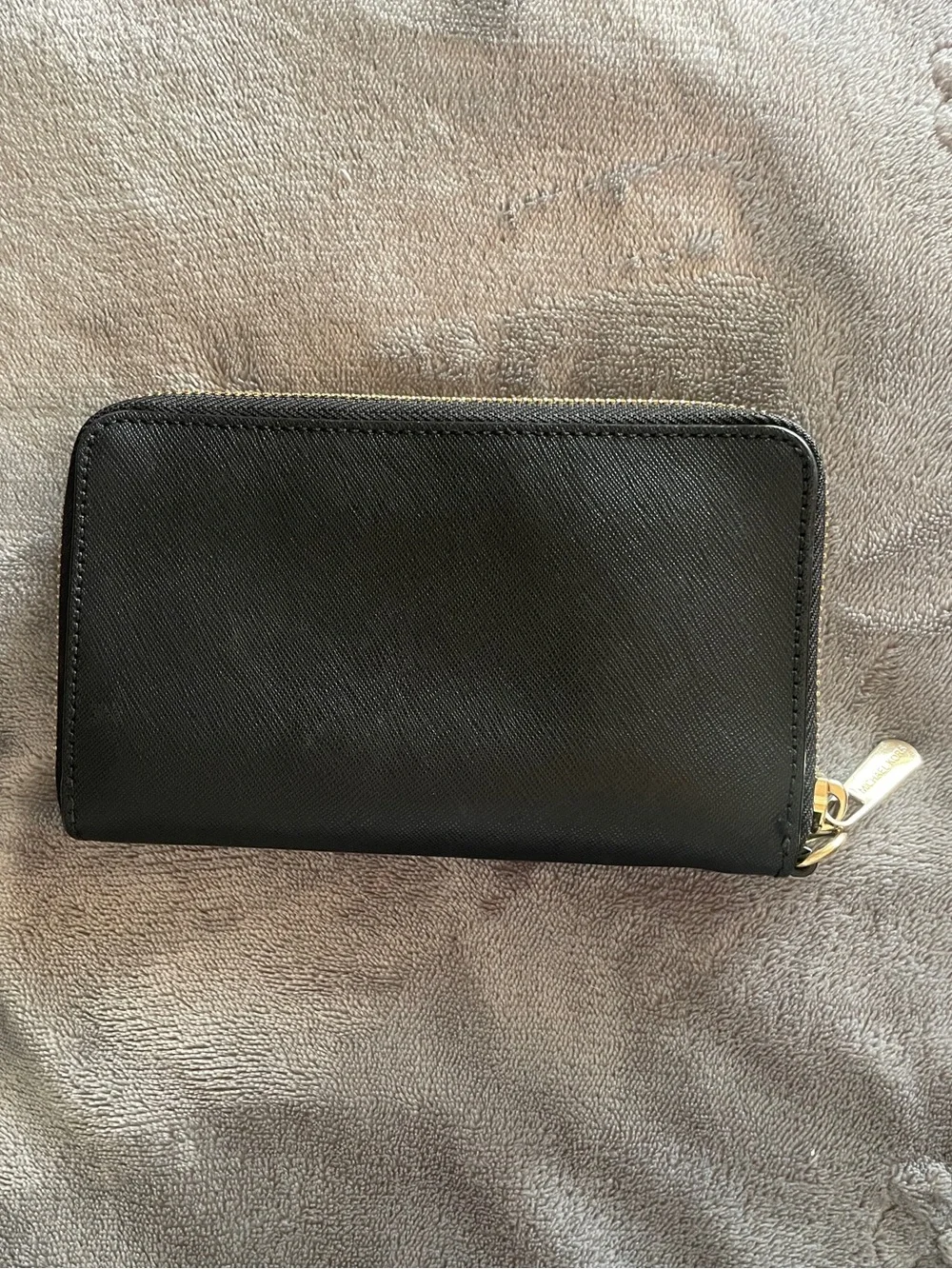 Michael Kors compact zip